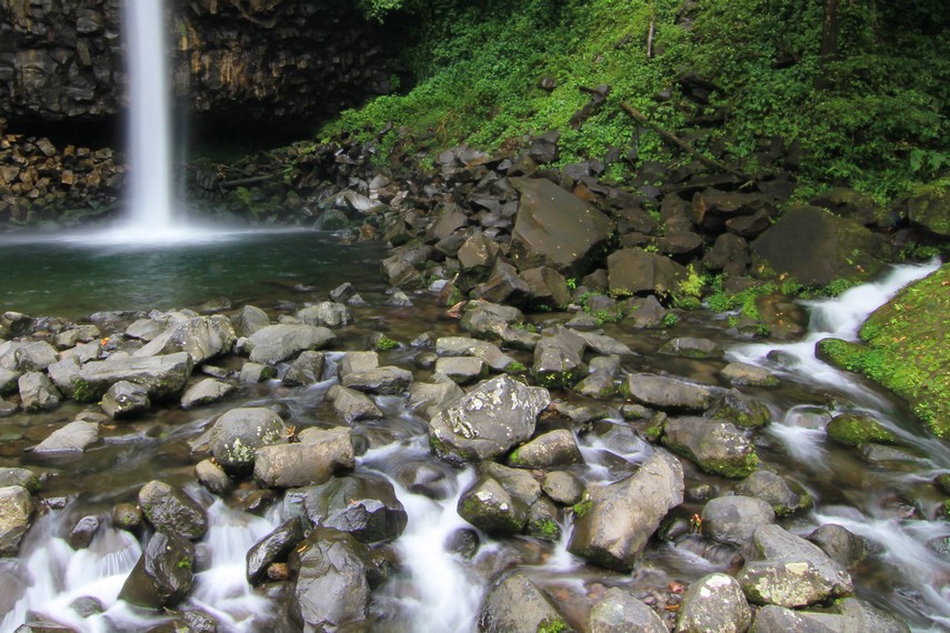 Air terjun ini merupakan bagian dari aliran sungai Batang Lurah yang berhulu di atas Gunung Singgalang