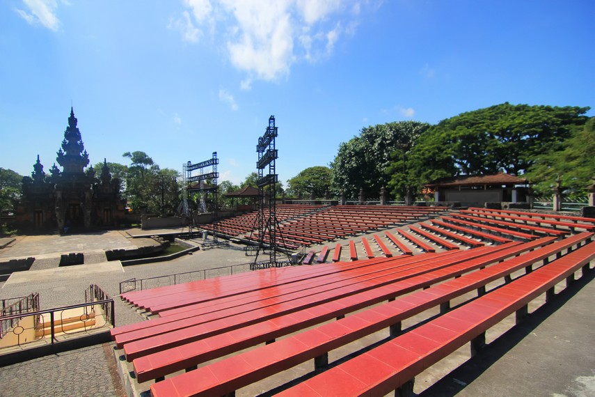 Gedung pertunjukan terbuka di Taman Budaya Bali yang dapat menampung hingga lebih dari 7.000 orang