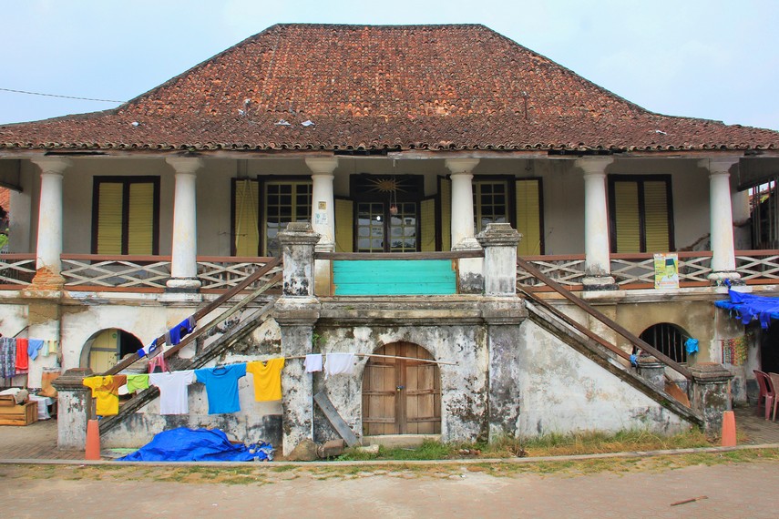 Bermula sebagai pecinan yang ada di Palembang, Kampung Kapitan kini hanya meninggalkan dua bangunan peninggalan dari tahun 1800-an