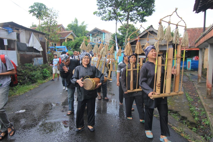 Masyarakat Kampung Budaya Sindang Barang menjadikan angklung gubrag sebagai iringan dalam ritual Ngala Cai Kukulu