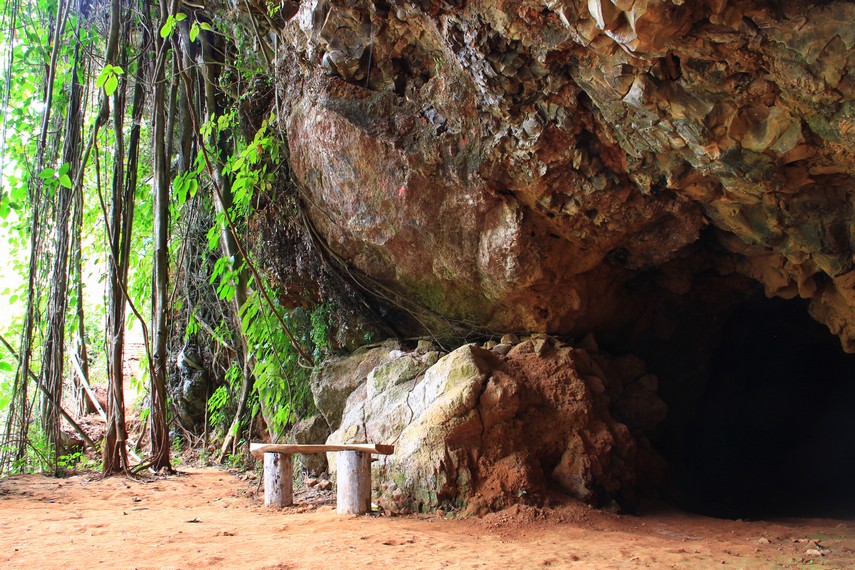 Gua Kaneng merupakan gua alami yang terbentuk dari rongga bebatuan cadas