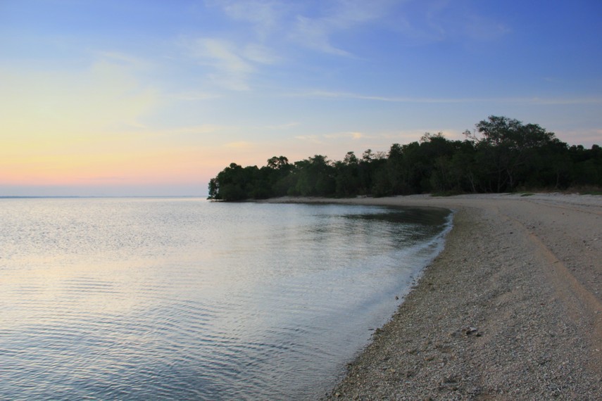 Pantai Bilik merupakan pantai dengan sensasi danau yang hening