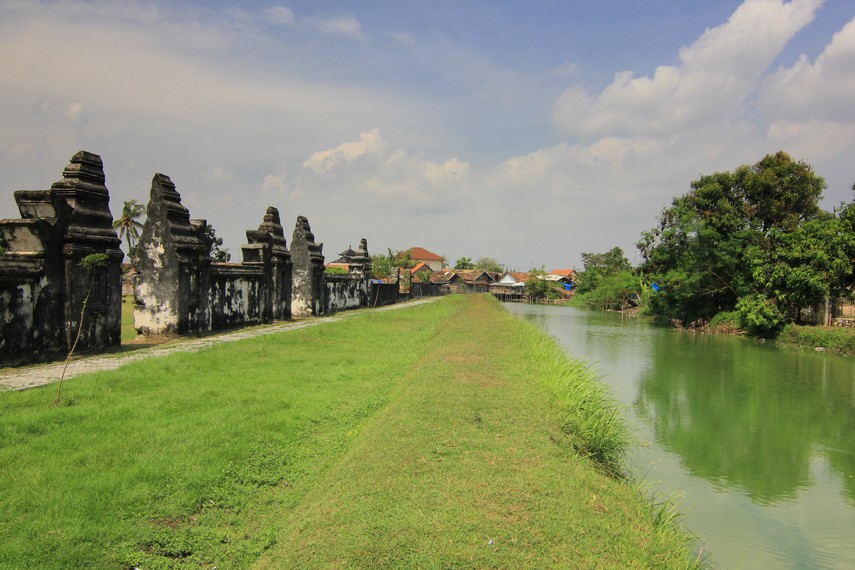 Keraton Kaibon dibangun menghadap barat dengan kanal dibagian depannya