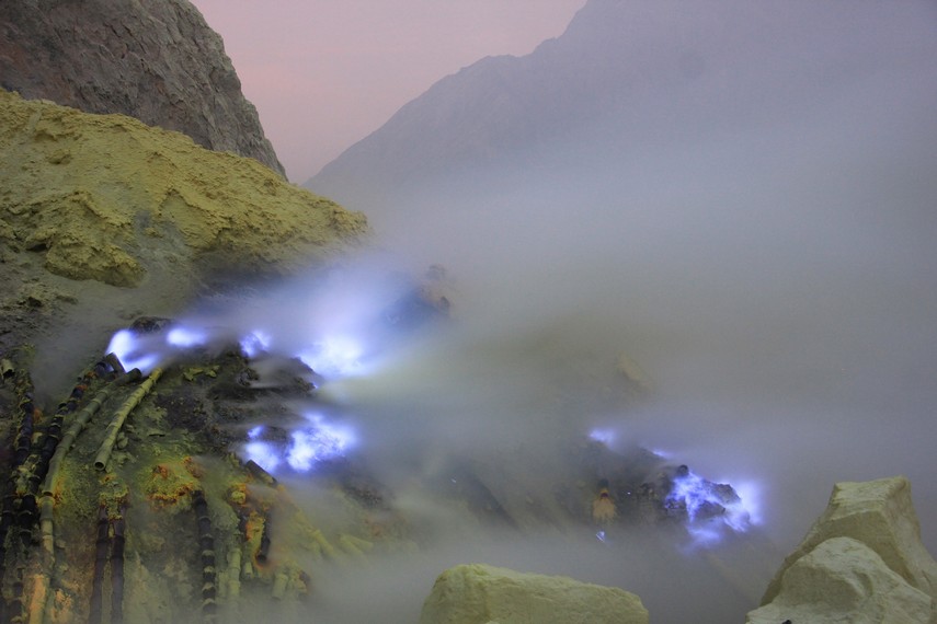 Fenomena blue fire alias si api biru menjadi daya tarik utama yang memancarkan keindahan tersendiri di Kawah Ijen