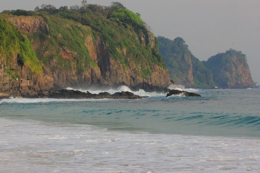 Untuk menuju pantai ini pengunjung harus menggunakan perahu dan dilanjutkan dengan berjalan kaki melewati hutan tropis