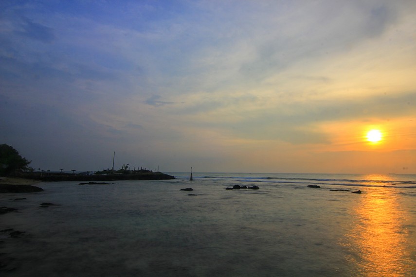 Pemandangan matahari tenggelam menjadi salah satu daya tarik untuk para wisatawan di Pantai Anyer