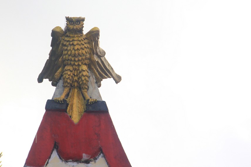 Simbol Burung Manguni yang ada pada atap pendopo situs Watu Pinawetengan