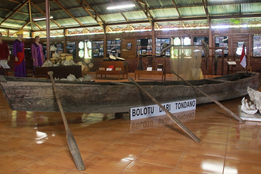 Perahu Bolutu khas masyarakat Tondano menjadi salah satu benda yang dipamerkan di Museum Pinawetengan