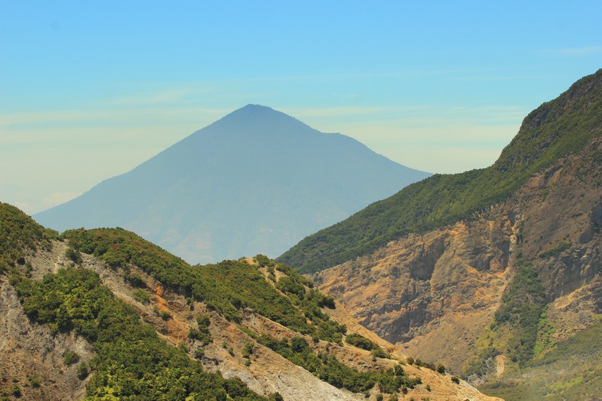 Gunung Papandayan memiliki dua jalur pendakian yang bisa dipilih oleh para pendaki yakni jalur Cisurupan dan jalur Pengalengan