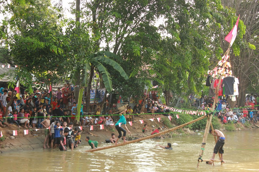 Lomba panjat pinang merupakan salah satu kegiatan yang selalu ada di setiap perayaan pesta rakyat