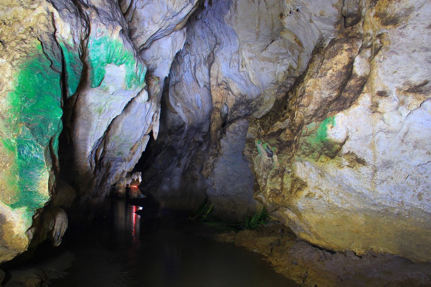Jika biasanya gua-gua di Indonesia memiliki dasar yang kering, berbeda dengan Gua Lalay. Hampir seluruh isi dalam gua terendam dengan air