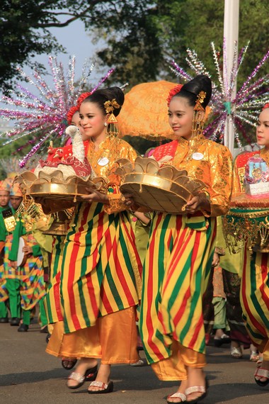 Kontingan terbaik dalam Karnaval Nusantara 2013 akan mendapatkan piala bergilir dari Presiden