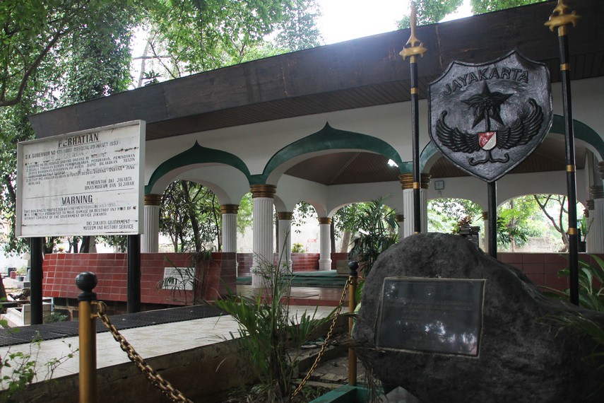 Makam Pangeran Jayakarta terletak bersebelahan dengan Masjid As Salafiah