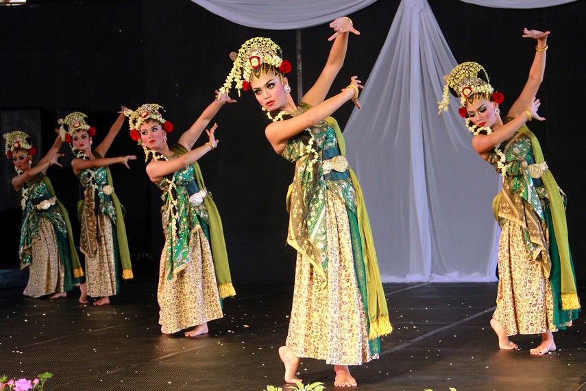 Musik dan pesinden yang mengiringi tarian ini sudah mulai mengiringi penari dengan nyanyian dalam syair berbahasa Sunda