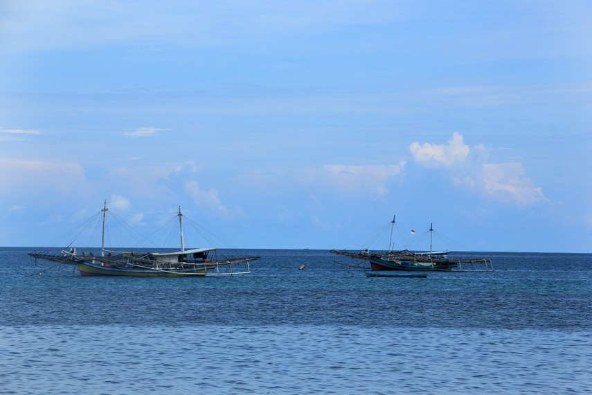 Pantai Bukit Berahu letaknya persis bersebelahan dengan kampung nelayan Tanjung Binga