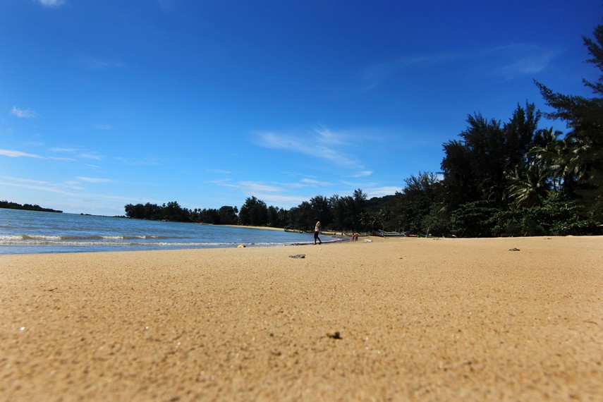 Pantai Burung Mandi memiliki pasir yang putih serta air yang jernih dan dikelilingi pepohonan yang tumbuh di sekitar pantai