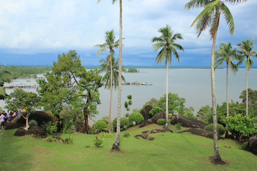 Pantai ini juga terlihat begitu asri dengan banyaknya pohon kelapa yang tumbuh di sekitar kawasan pantai
