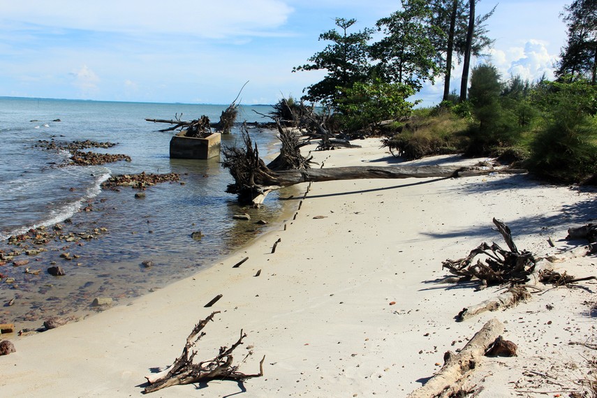 Pantai ini terletak di Kawasan Manggar Belitung Timur tidak jauh dari objek wisata Bukit Samak