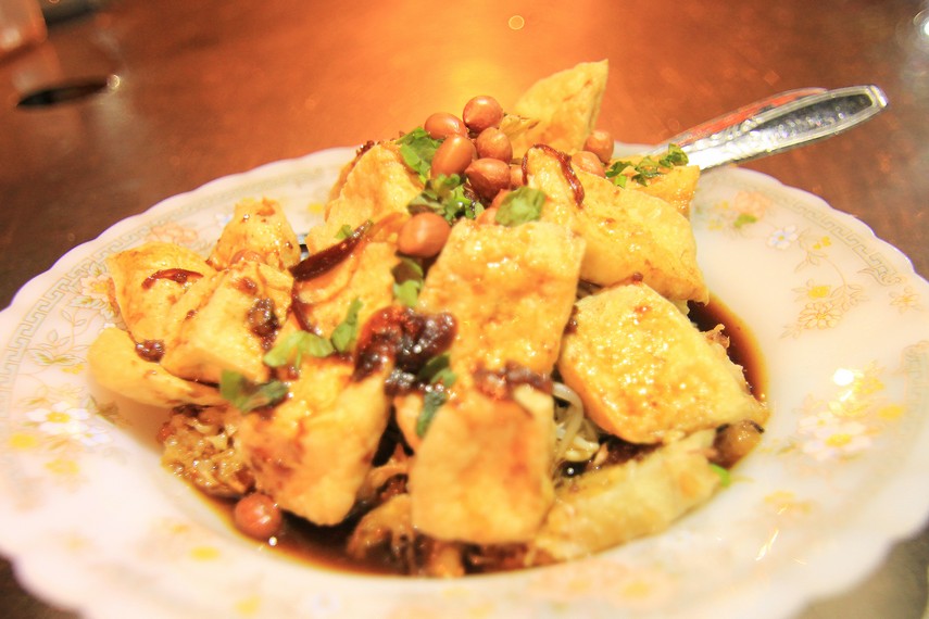 Pedagang makanan ini dapat ditemukan di penjuru Kota Solo. Satu porsi kupat tahu dihargai Rp5.000 sampai Rp10.000