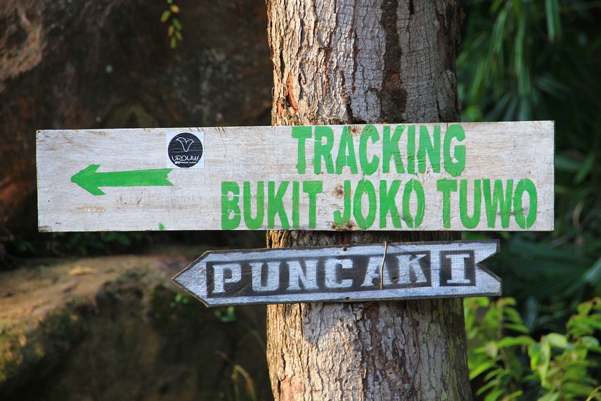 Penunjuk arah yang menjadi panduan untuk pengunjung mencapai Bukit Joko Tuwo