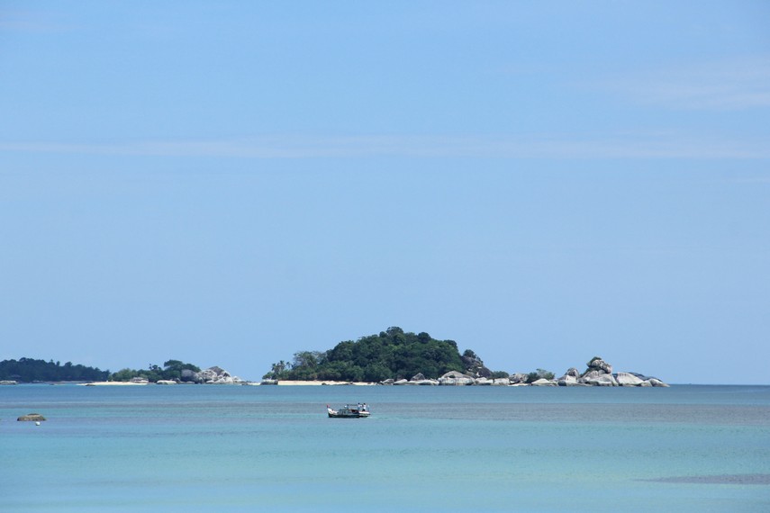 Pulau kecil yang berada di tengah laut menjadi pemandangan menarik ketika berada di Pantai Mabai