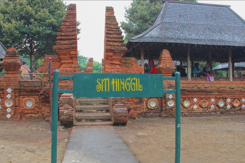 Siti Hinggil yang berarti tanah yang tinggi disebut juga dalam bahasa Cirebon lemah duwur