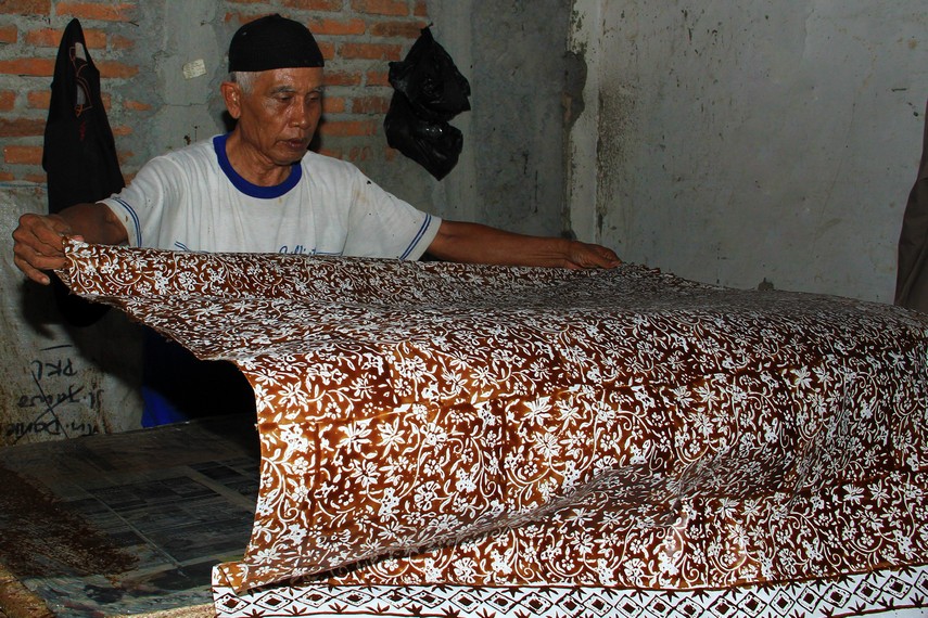 Warna-warna gelap menjadi ciri khas batik Cirebon dari kalangan keraton