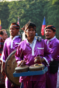 Alat musik gong menjadi salah satu alat musik yang digunakan dalam seni sisingaan