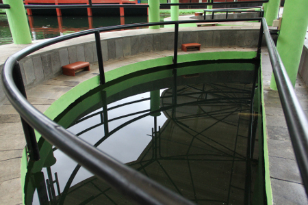Desain tempat duduk yang dibentuk setengah lingkaran memudahkan pengunjung menceburkan kakinya ke kolam
