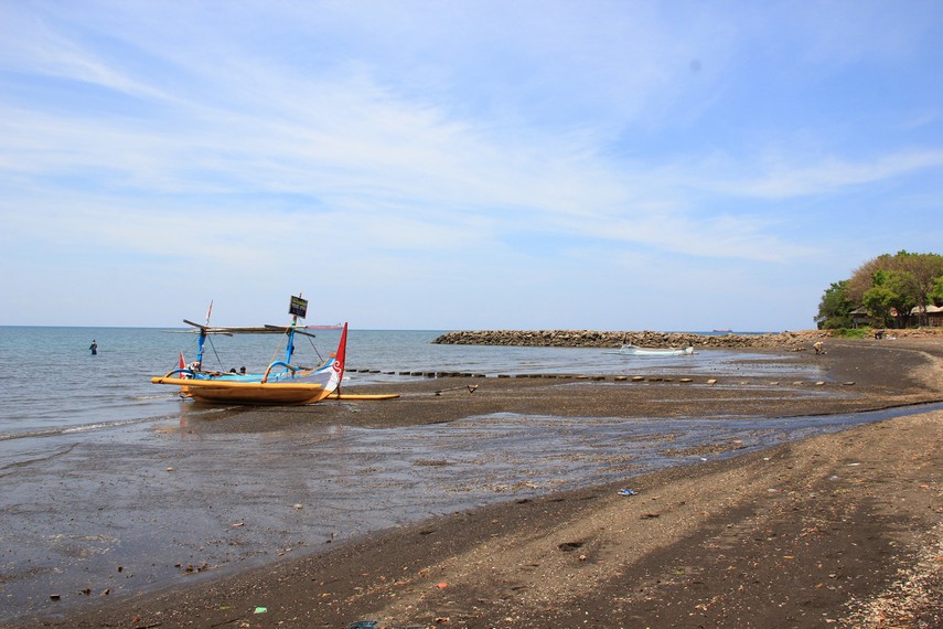 Sebagai pantai nelayan, Pantai Pathek menjadi lokasi bersandar banyak perahu nelayan