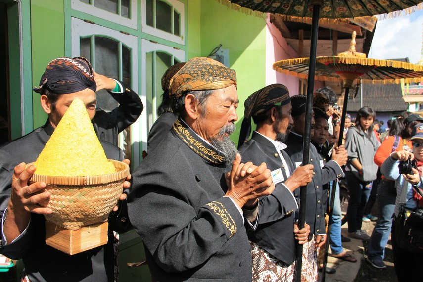 Acara ruwatan anak berambut gimbal yang dilakukan secara massal akan dipimpin oleh ketua adat desa setempat