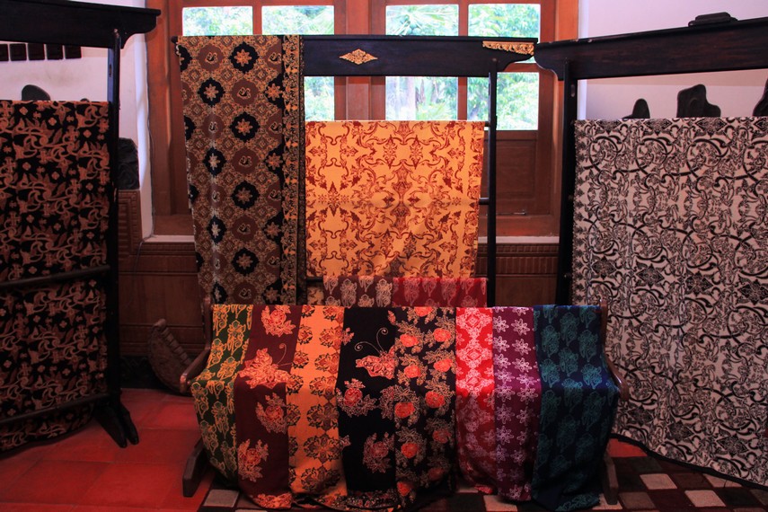 Batik khas Paseban menjadi dekorasi salah satu sudut Paseban Tri Panca Tunggal
