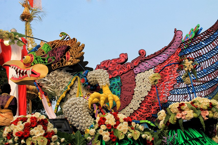 Burung Garuda yang dibuat warna-warni melambangkan kebhinekaan masyarakat yang ada dalam naungannya