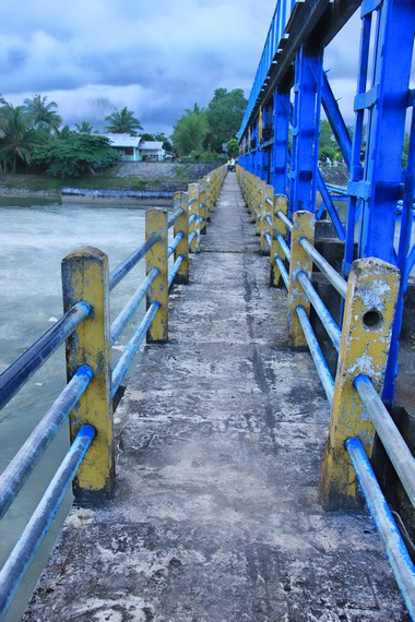 Di samping Bendungan Pice, terdapat jembatan yang menghubungkan Gantong dengan Desa Cangguh