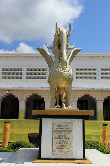 Patung Lembuswana yang terdapat di halaman depan Museum Mulawarman, Tenggarong, Kutai Kartanegara, Kalimantan Timur