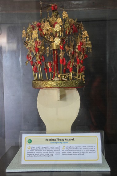 Suntiang atau mahkota pengantin wanita merupakan salah satu koleksi aksesoris kepala tradisional yang dipamerkan