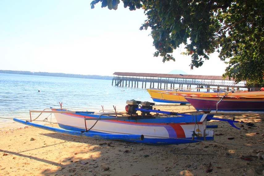 Pulau Siladen juga menjadi sandaran bagi perahu-perahu nelayan yang digunakan untuk menangkap ikan