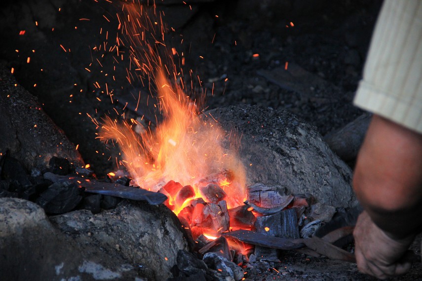 Tahap pembakaran lempengan besi sebelum dibentuk dalam proses pembuatan senjata Kudhok