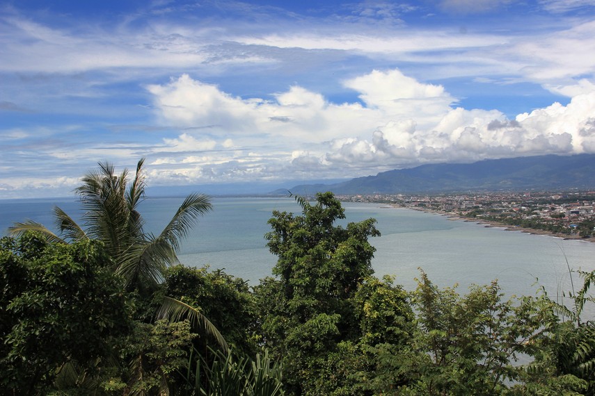 Dari puncak Gunung Padang kita dapat menyaksikan bentangan panorama indah di sekelilingnya
