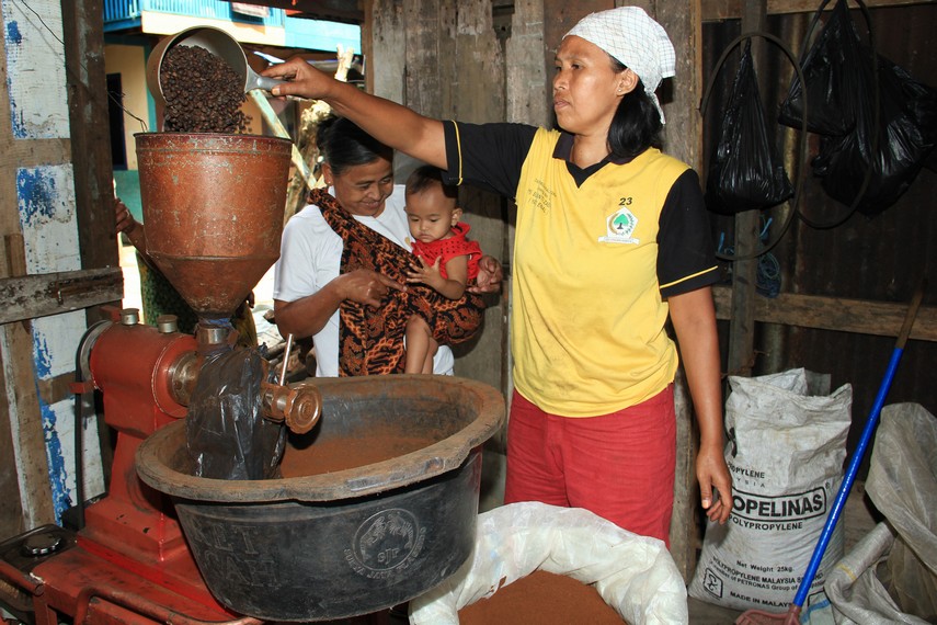 Proses penggilingan kopi tradisional Pagaralam setelah melalui proses penggorengan