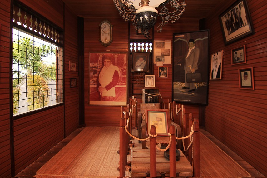 Di bagian depan ruangan utama, tersimpat sejumlah dokumentasi foto dari sang Ulama