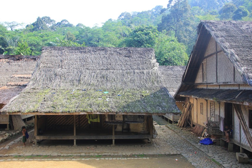 Tiang-tiang pada rumah adat Suku Baduy tidak memiliki ketinggian yang sama