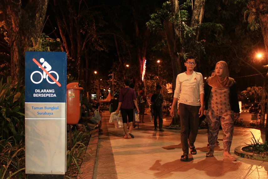 Taman Bungkul selalu hidup 24 jam non-stop dan menjadi tempat berkumpulnya komunitas anak-anak muda Surabaya, seperti komunitas skateboard, BMX