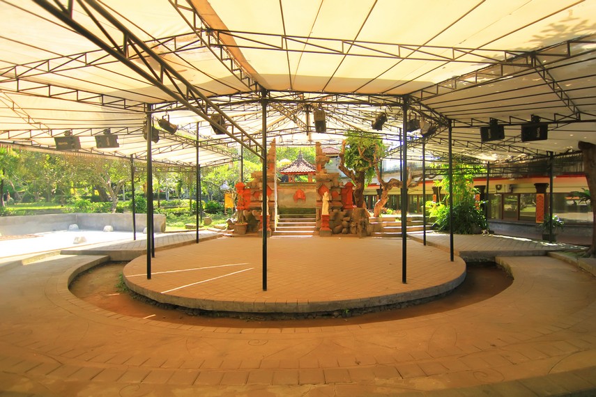 Salah satu panggung amphiteater di Taman Budaya Bali untuk pertunjukan berskala kecil