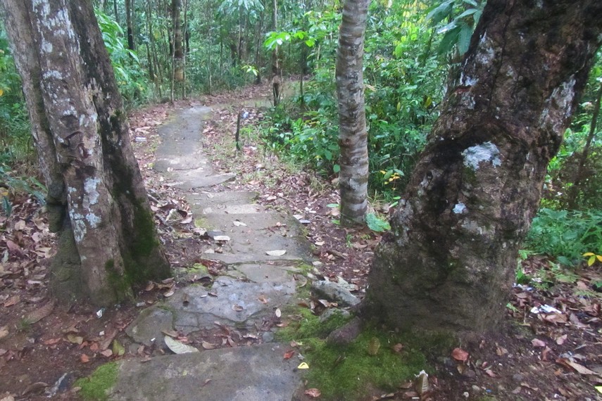 Akses jalan yang harus dilalui pengunjung menuju Pos Intai Bukit Vandreng