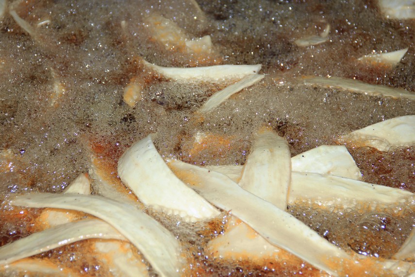 Singkong yang dipotong memanjang umumnya diolah untuk jenis Karupuak Sanjai jenis pedas