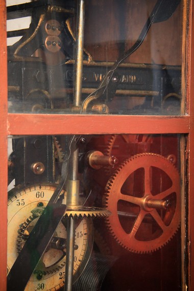 Sistem mekanik di dalamnya membuat jam ini terus berfungsi selama bertahun-tahun tanpa sumber energi apapun