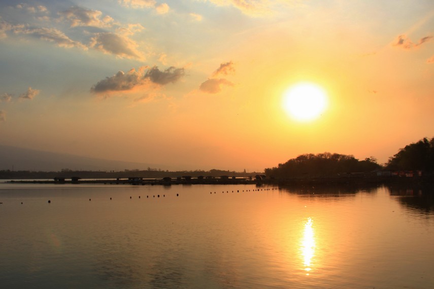 Ranu Grati juga terkenal memiliki pemandangan matahari terbenam yang indah
