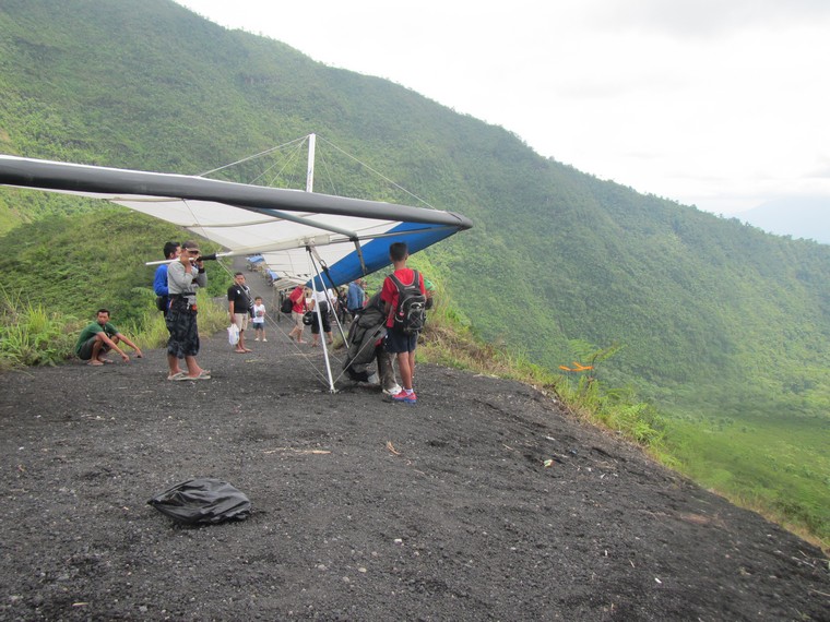 Selain melihat kawah Gunung Galunggung, di kawasan wisata alam ini juga menjadi arena untuk bermain paralayang