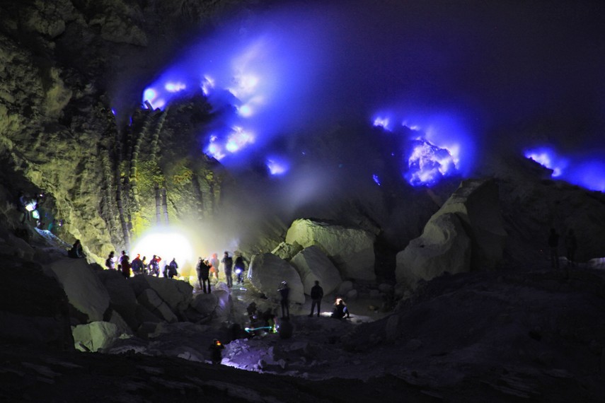 Untuk bisa menyaksikan fenomena blue fire, wisatawan harus memulai perjalanan dari Kalipuro sekitar pukul 01.30 dinihari